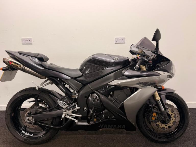 YAMAHA YZF R1 ** PADDOCK BOBBINS - DUEL AKROPOVIC EXHAUST - WARRANTY **
