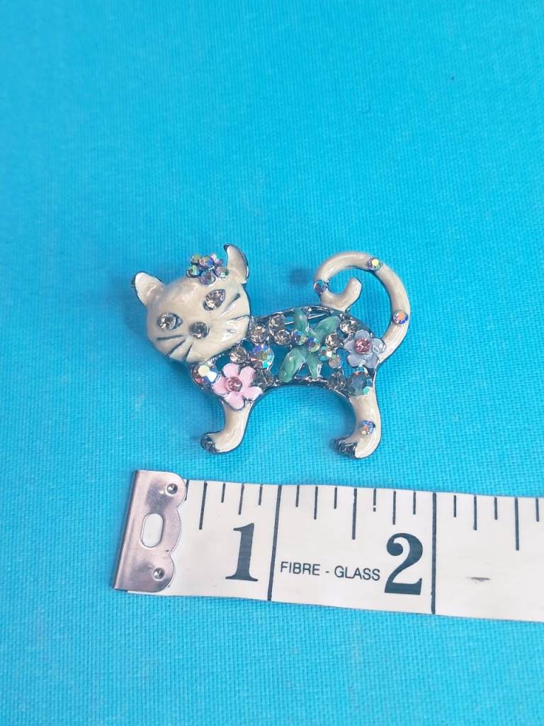 Cute Cat Brooch with Enamel and Diamantes