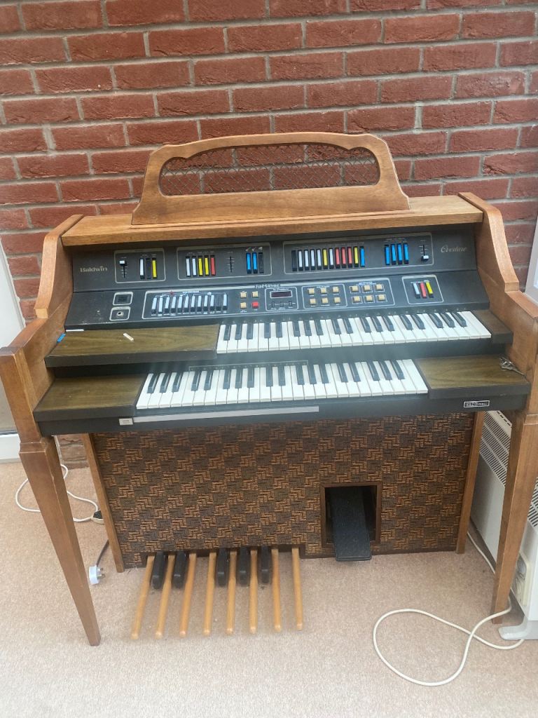 Vintage Electronic Organ with Pedals – Fair Condition, in working order