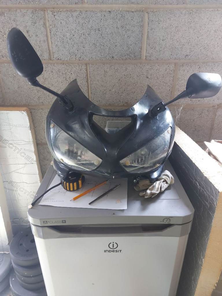 Kawasaki Zx-6r complete set of fairings plus nose petrol tank seats and mudguard with side panels 