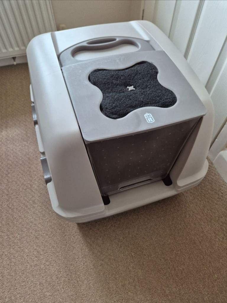 Catit Jumbo Hooded Cat Litter Box White and Grey in good but used condItion, 57cm x 46.5cm 50cm