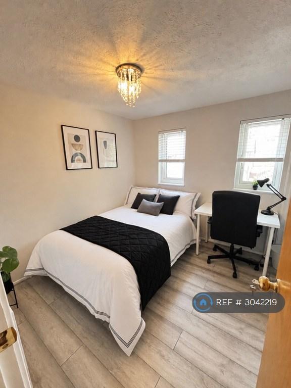 1 bedroom in Butterfield Square, London, E6 (#3042219)