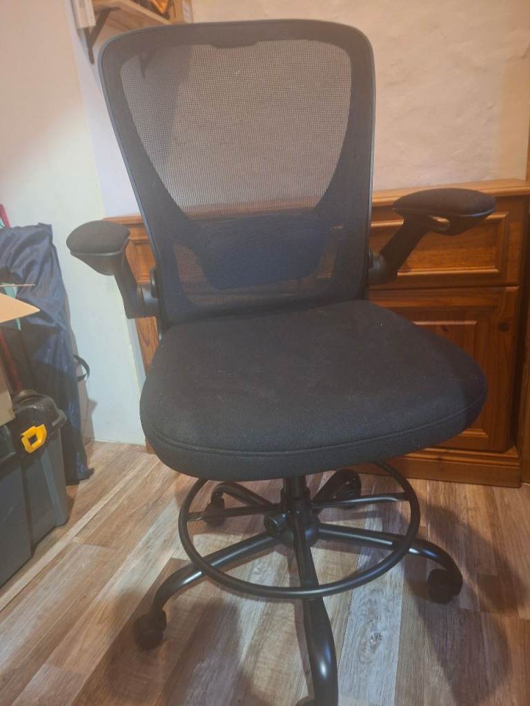 Black ofiuce swivel chair