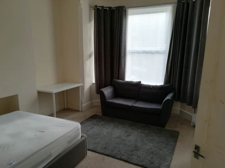 SPACIOUS ROOM in shared house in Carrington/Sherwood, NG5. ALL BILLS INCLUDED.