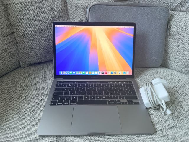MacBook Pro 13 2020 i5 processor 8gb ram 512gb SSD Mac OS Sequioa