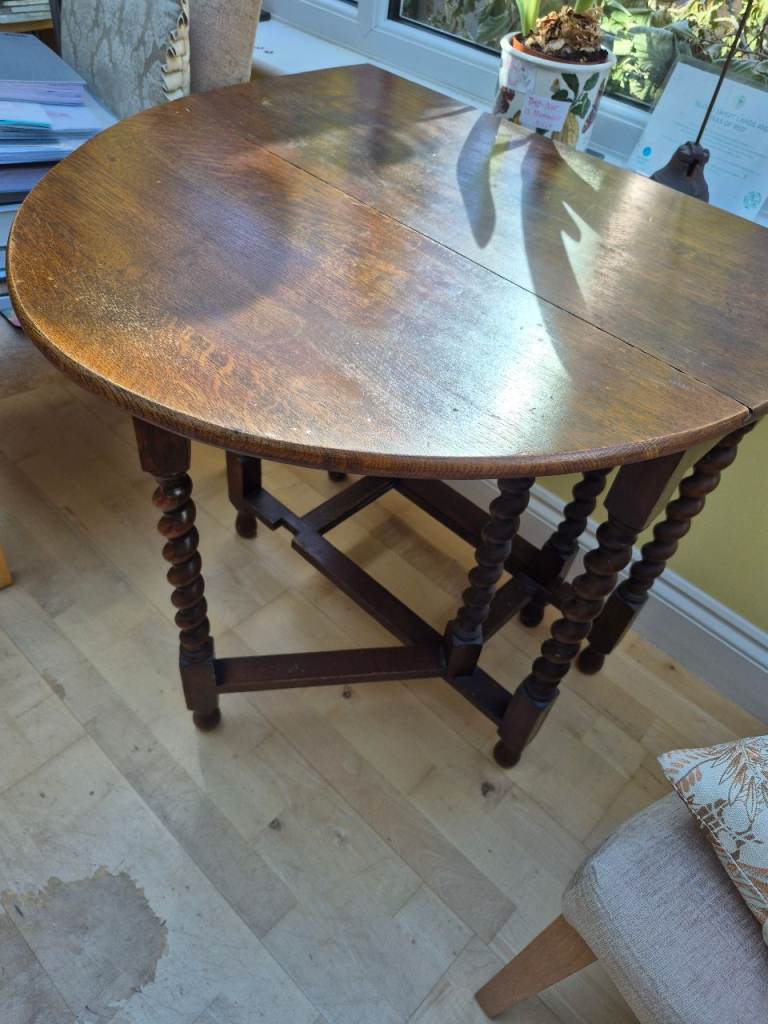 Gate leg table