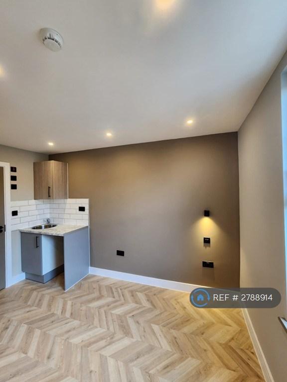 Studio flat in Haycroft Road, London, KT6 (#2788914)