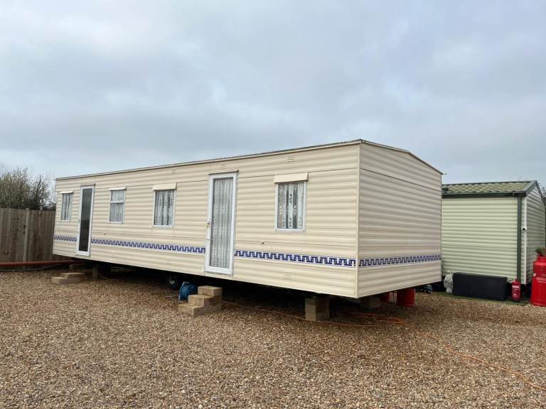 Beautiful 2 bedroom, caravan for rent. Top quality plot and caravan.