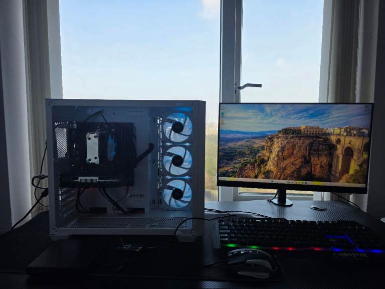 Gaming PC Full Setup - RTX 3050 - 32GB RAM - Ryzen 5 - LIKE NEW!