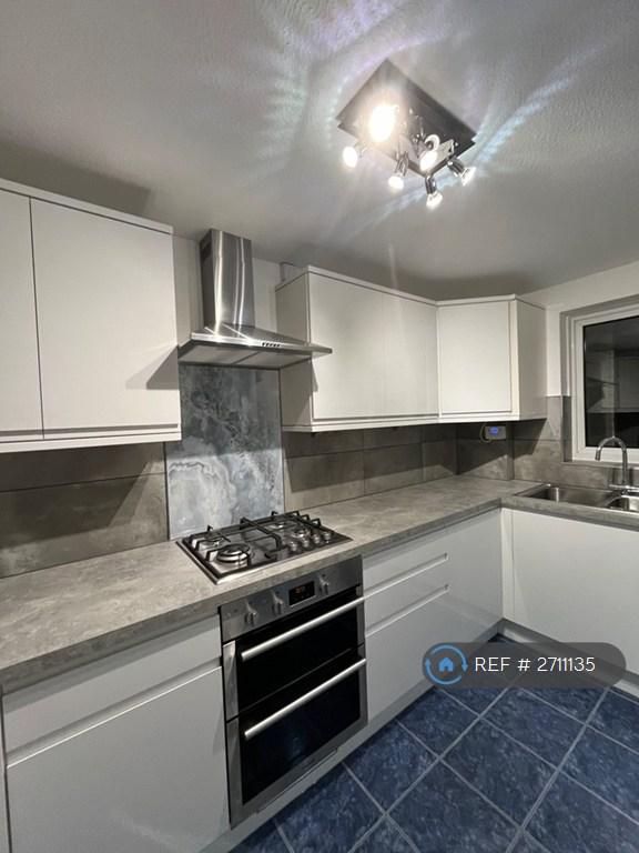 3 bedroom house in Kestrel Avenue, Staines-Upon-Thames, TW18 (3 bed) (#2711135)