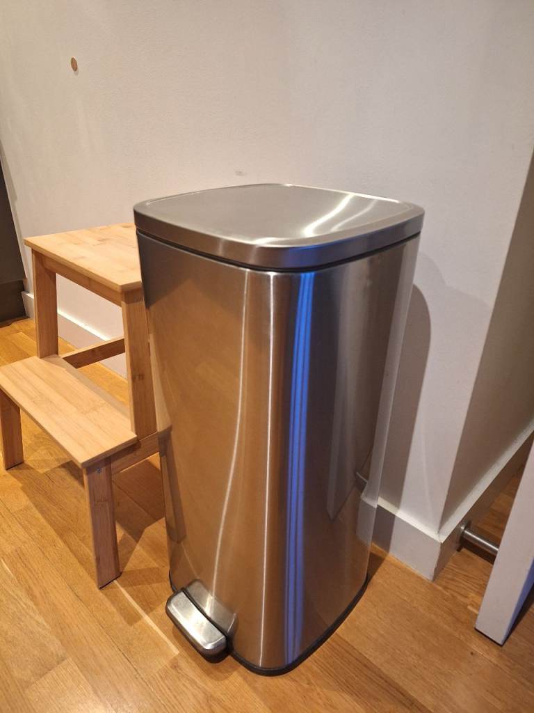 Metal pedal bin