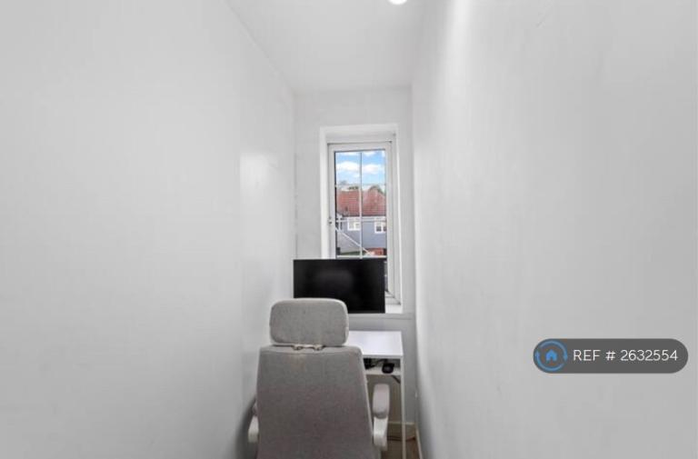 2 bedroom flat in Selby Close, London, E6 (2 bed) (#2632554)