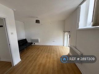 1 bedroom flat in Ty Naba, Clydach, Swansea, SA6 (1 bed) (#2897309)