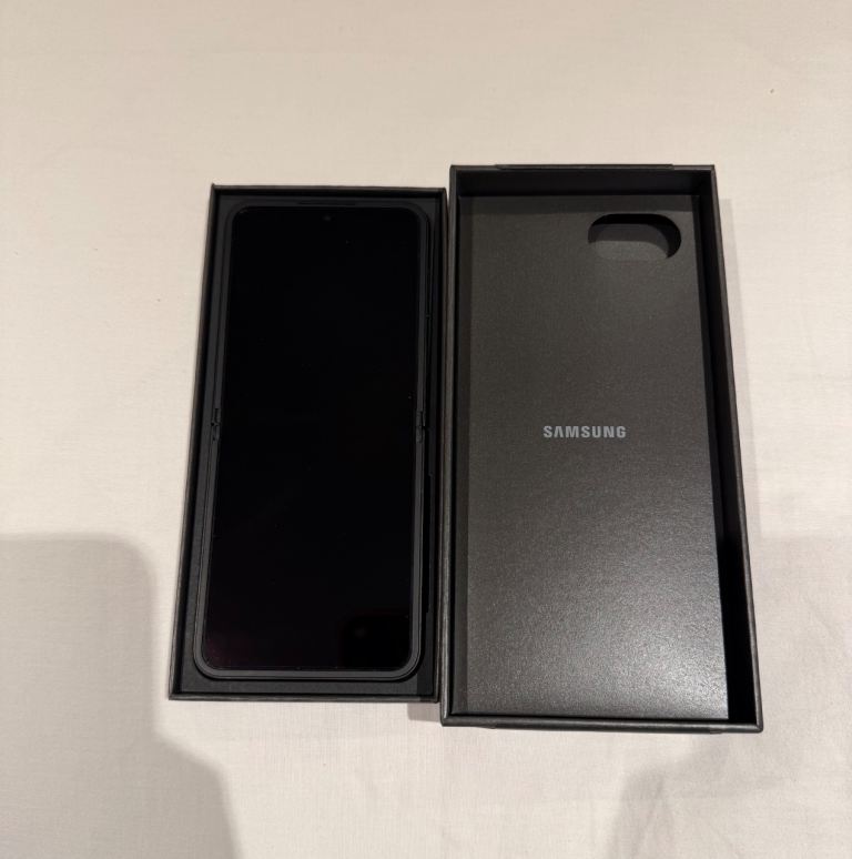 As New Samsung Galaxy Z Flip 7 FE Unlocked 128GB *Purchased October 2025* 