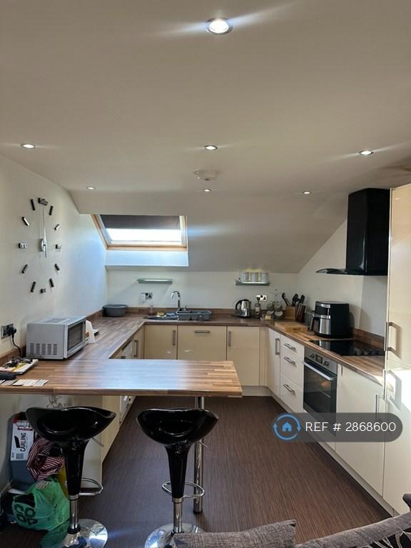 1 bedroom flat in Commercial Road, Skelmanthorpe, Huddersfield, HD8 (1 bed) (#2868600)