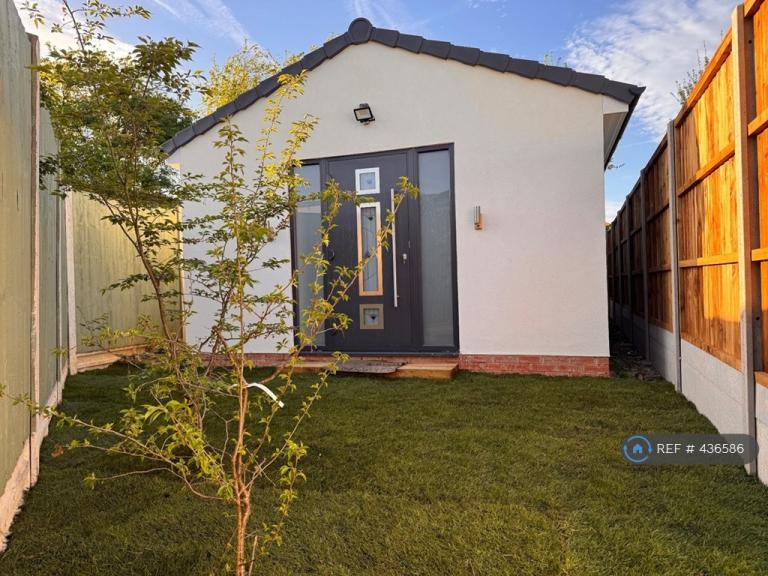 1 bedroom house in Westfields Road, London, W3 (1 bed) (#436586)