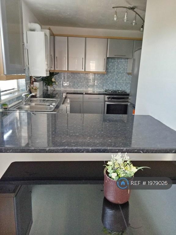 2 bedroom flat in Staines Road West, Sunbury-On-Thames, TW16 (2 bed) (#1979026)