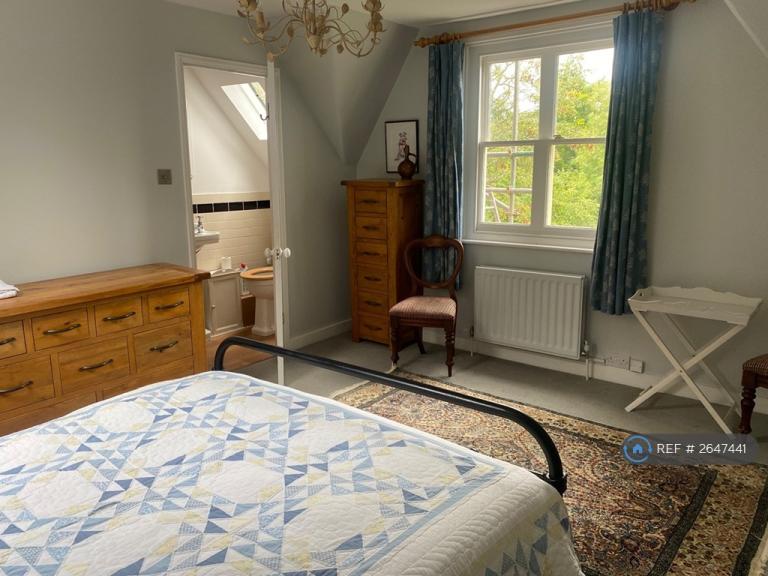 2 bedroom flat in Rose Hill, Dorking, RH4 (2 bed) (#2647441)