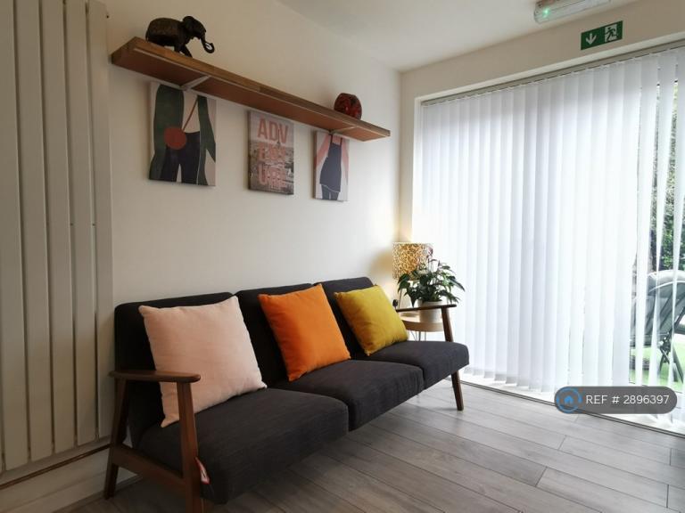 1 bedroom in Howard Road, Surbiton, KT5 (#2896397)