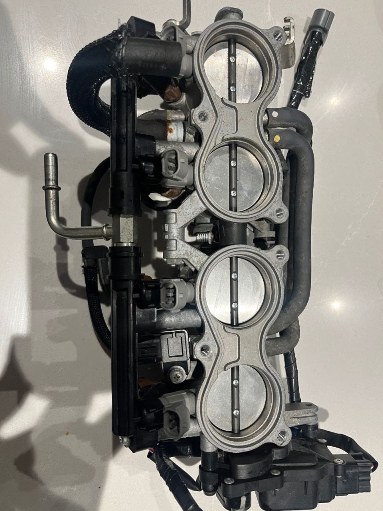 Genuine Suzuki MIKUNI Complete throttle bodies & injectors (750cc)