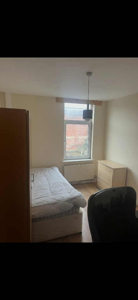 Attic room in shared house (Derby) 