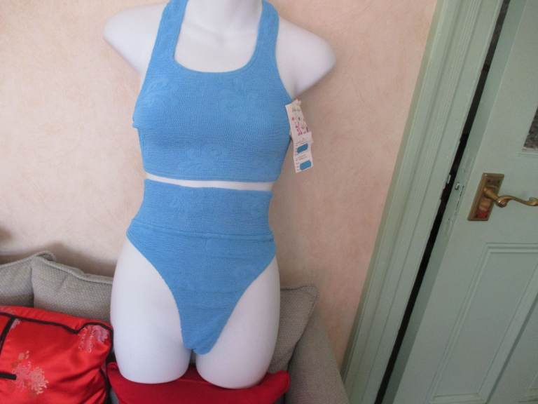 CROP AND THONG SET - GOLDEN APPLE MAKER