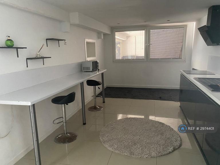 2 bedroom flat in Libra House, Swansea, SA3 (2 bed) (#2974401)