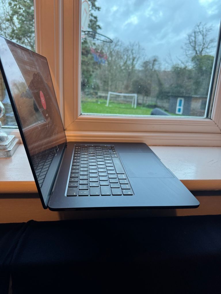 Apple MacBook Air M2 8-Core 15” 2023 with box