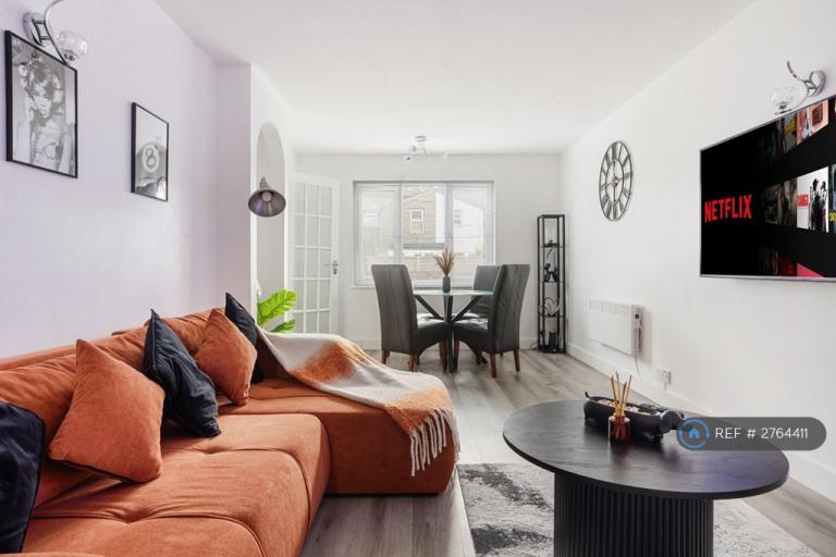 2 bedroom flat in Brocklesby Road, London, SE25 (2 bed) (#2764411)