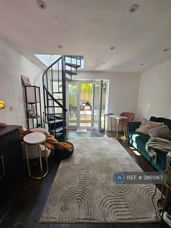 3 bedroom flat in Southchurch Ave, Southend, SS1 (3 bed) (#2865187)