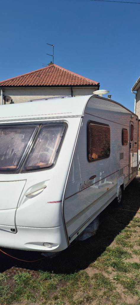 Caravan 4 berth  with full size awning and motor mover 