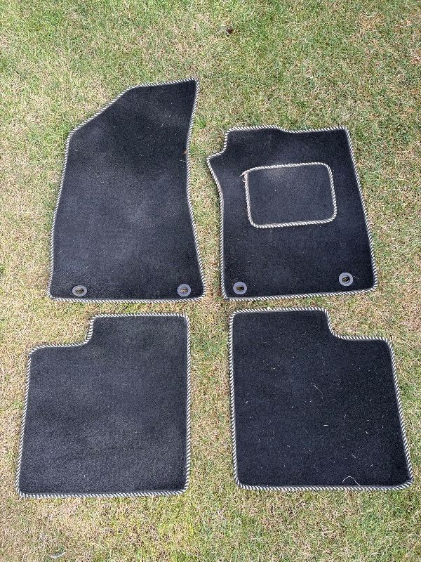 MG ZS car mats used. 