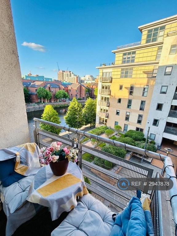 2 bedroom flat in Admiral Court, Leeds, LS10 (2 bed) (#2947878)