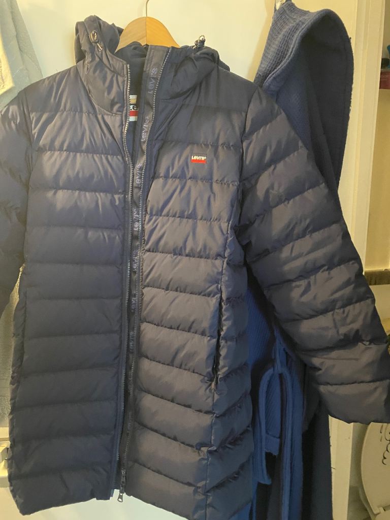 Levi’s medium size ladies puffer jacket