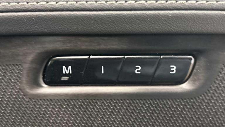 2025 Volvo XC90 Plus, T8 AWD Plug-in hybrid, Electric/Petrol, Dark, 7 Seats ( 360* Camera ) ESTAT...