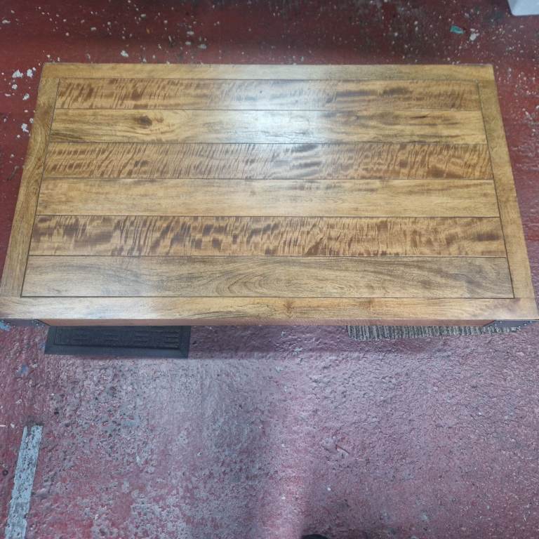 Wooden Coffee Table on Wheels – Excellent Condition