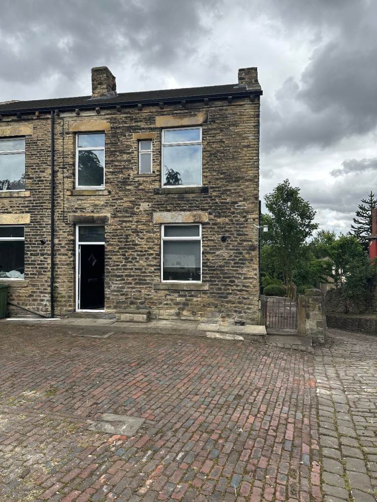 Stunning 3-Bed Semi-Detached Home with Huge Private Driveway – Dewsbury WF13 – £1,300 PCM