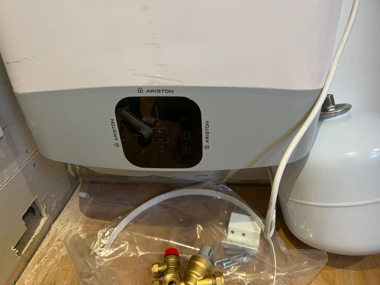 ARISTON 80L WATER HEATER.