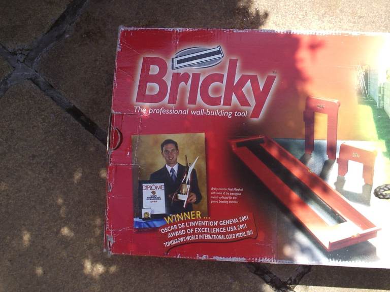 LAYING BRICKS MACHINE FOR USE AS PROFESSIONALS