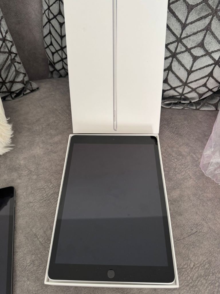 Apple iPad 9th Generation 64GB Silver Wi-Fi With Box