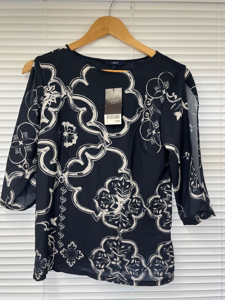 Women's Lightweight Floral Summer Top Size 6 Brand New with Tags