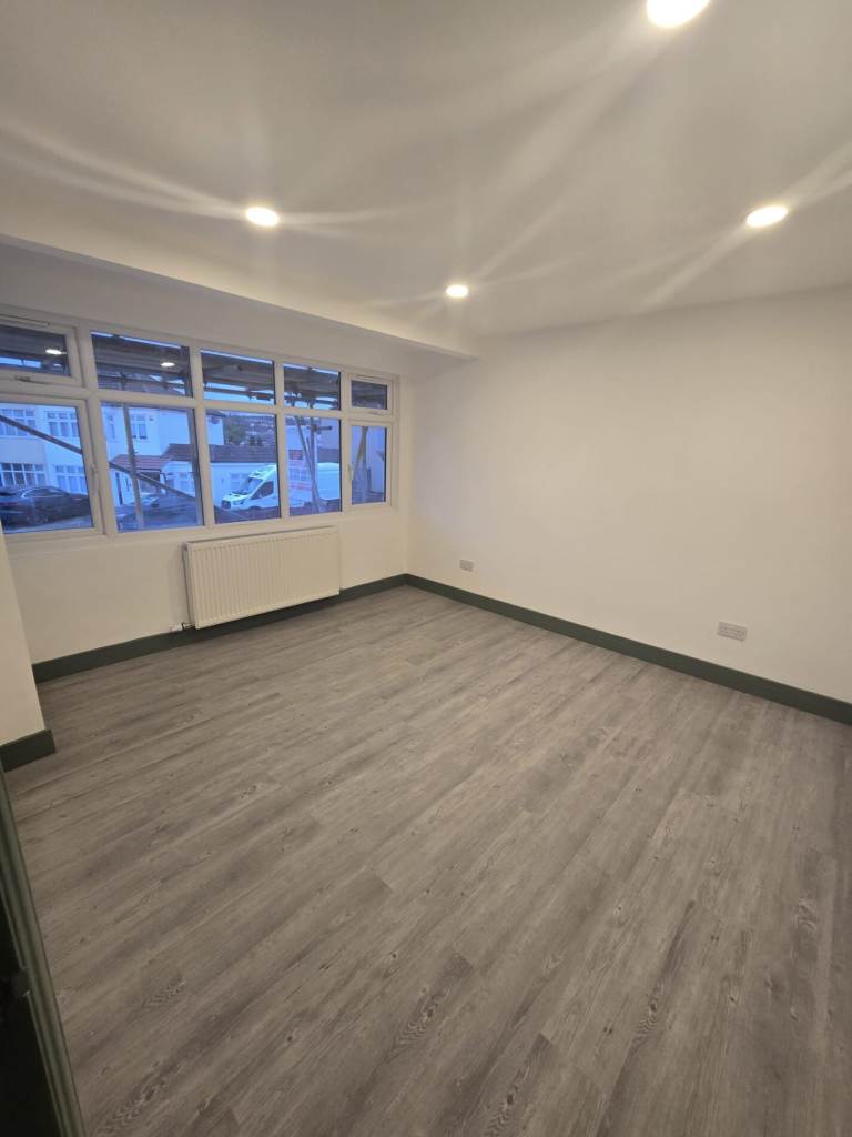 4 bedroom house in 4 Bedroom House with Garden & Driveway â Available Immediately