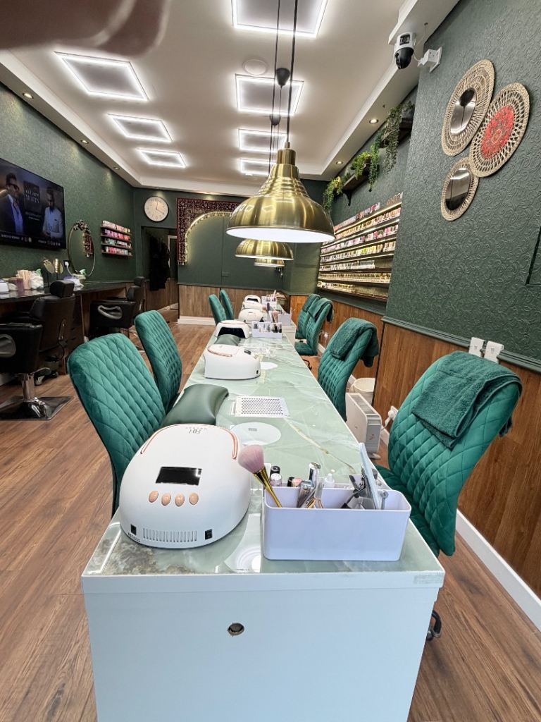 Rent a chair and waxing room 