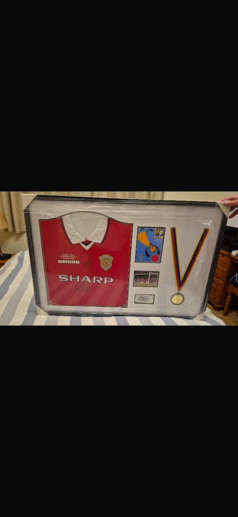 framed picture with certificate of a replica Manchester United top signed
