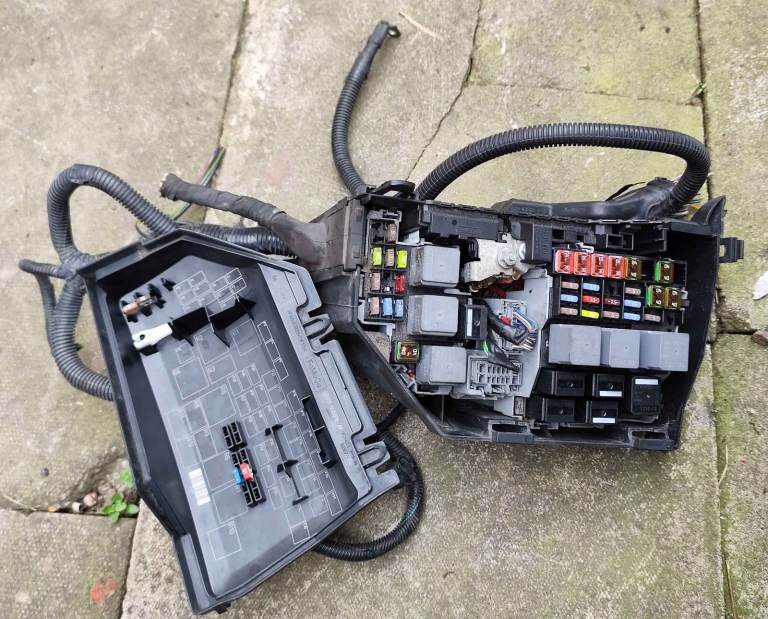 Ford Mondeo MK4 Under Bonnet Fuse Relay Box With Cover Lid £10