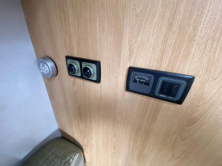 LUNAR ARIVA - 2008 - 2 BERTH - END KITCHEN - MOVER - 