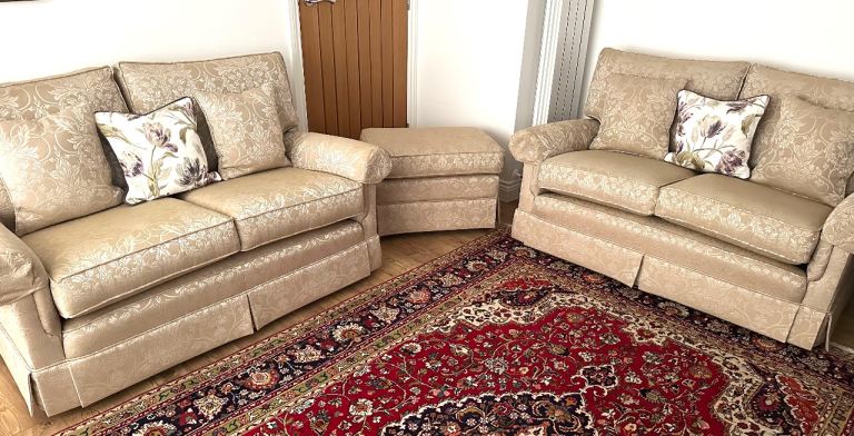 NEW VALE BRIDGECRAFT QUALTY CRAFTSMAN MADE 3 PIECE SUITE 2 x TWO SEATER SOFAS & POUFFEE COST £3750