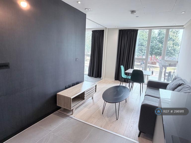 1 bedroom flat in Spinners Way, Manchester, M15 (1 bed) (#2989111)