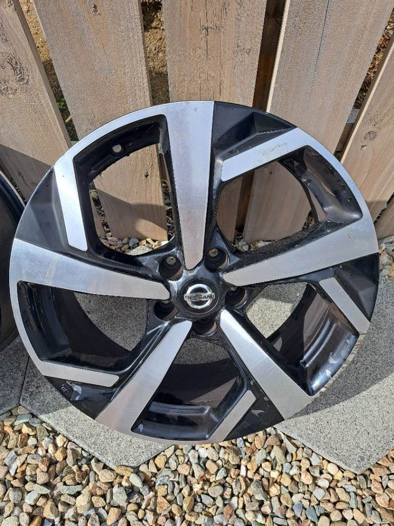2020 Nissan Qashqai 19 inch diamond cut wheels.