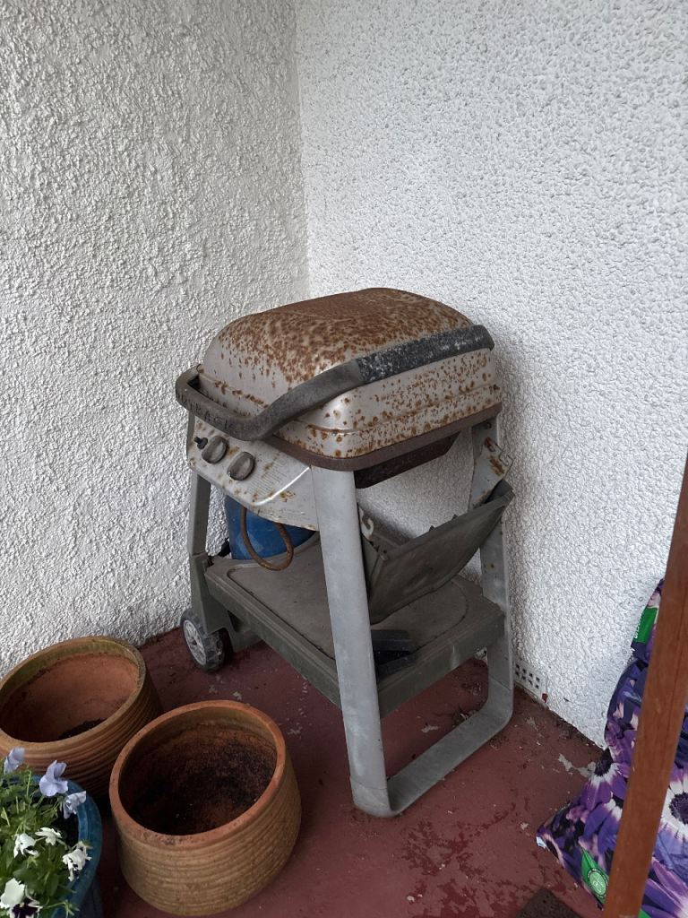 Rusty BBQ Grill on Wheels – Fair Condition